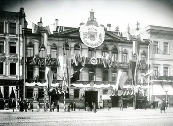 Räumlichkeiten einer St. Petersburger Kaufmannsgesellschaft, dekoriert zur Feier der Krönung von Nikolaus II., 1896
